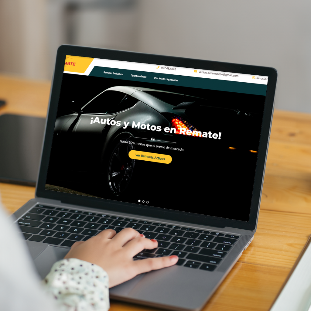 Free Women Working Laptop Mockup PSD
